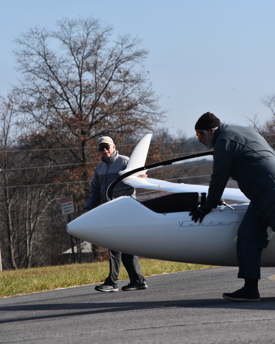 MASA crew moving Ventus glider