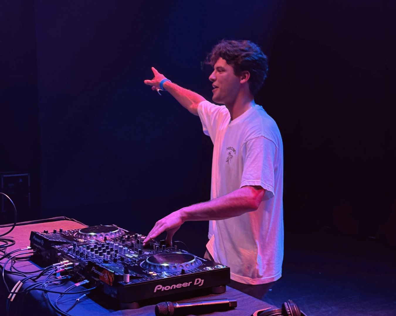 HROMY performing